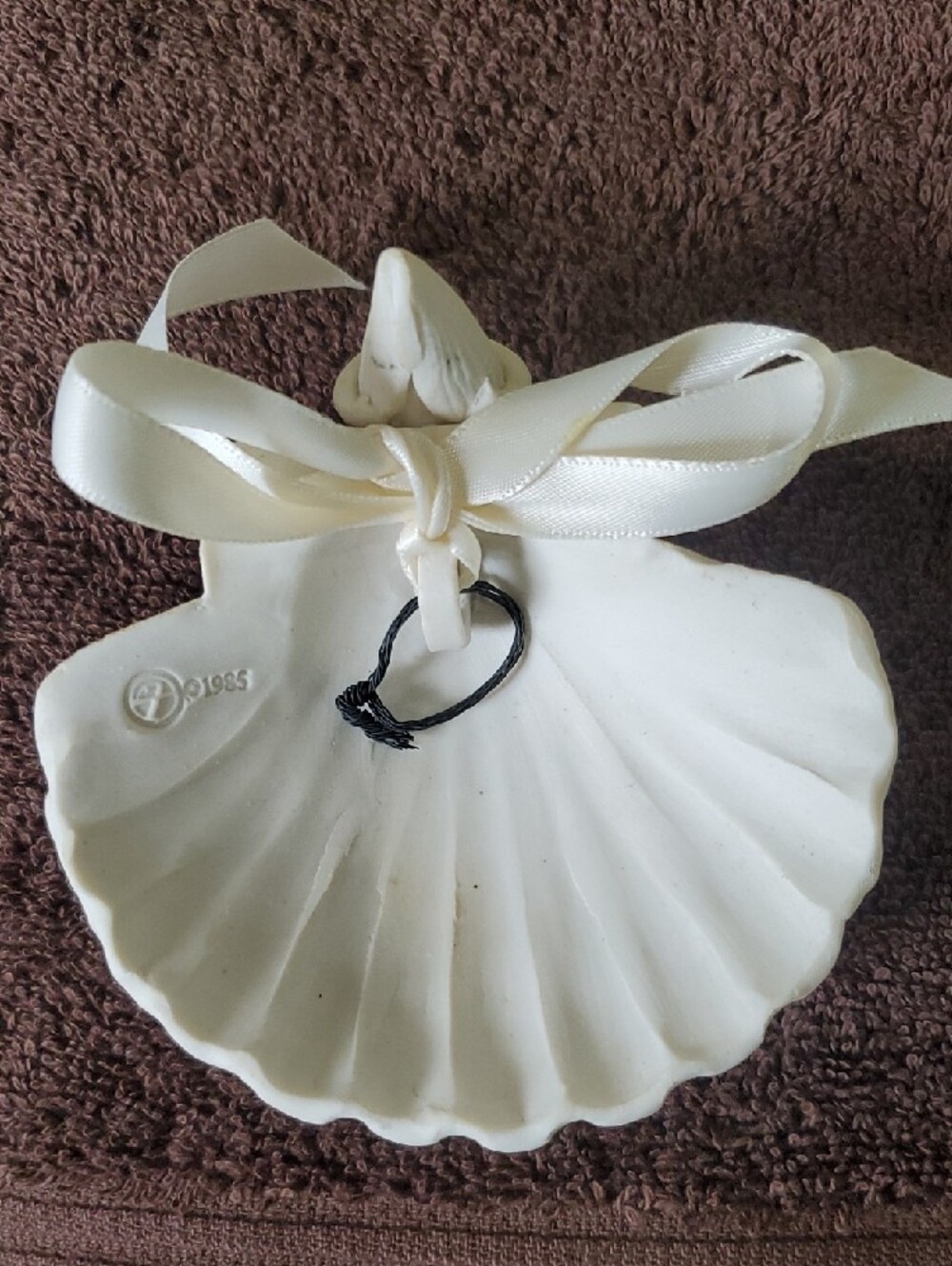 Margaret Furlong Shell Wreath Angel Ornament 1985 White Bisque RARE - Picture 3 of 6